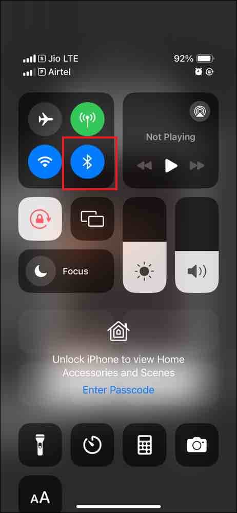 Trovi l'icona Bluetooth e la tocchi per attivarla